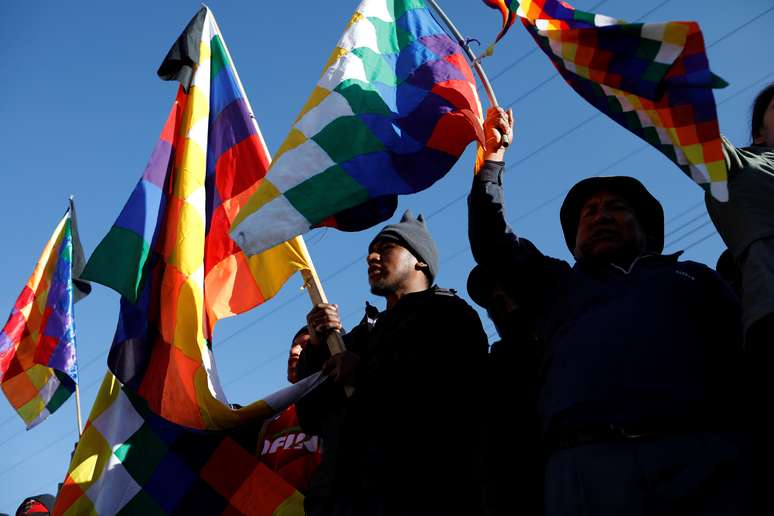 Apoiadores do ex-presidente boliviano, Evo Morales, com bandeiras tradicionais indígenas
18/11/2019
REUTERS/Marco Bello