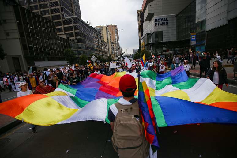 Manifestantes carregam bandeira Wiphala durante protesto em Bogotá
REUTERS/Luisa Gonzalez