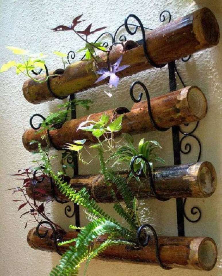 14. O artesanato com bambu grosso forma um lindo jardim vertical. Fonte: Pinterest