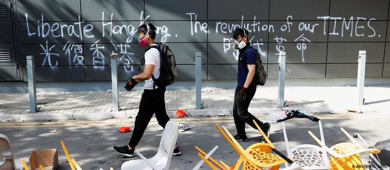 "Libertem Hong Kong": dois manifestantes caminham no campus da Universidade Politécnica de Hong Kong