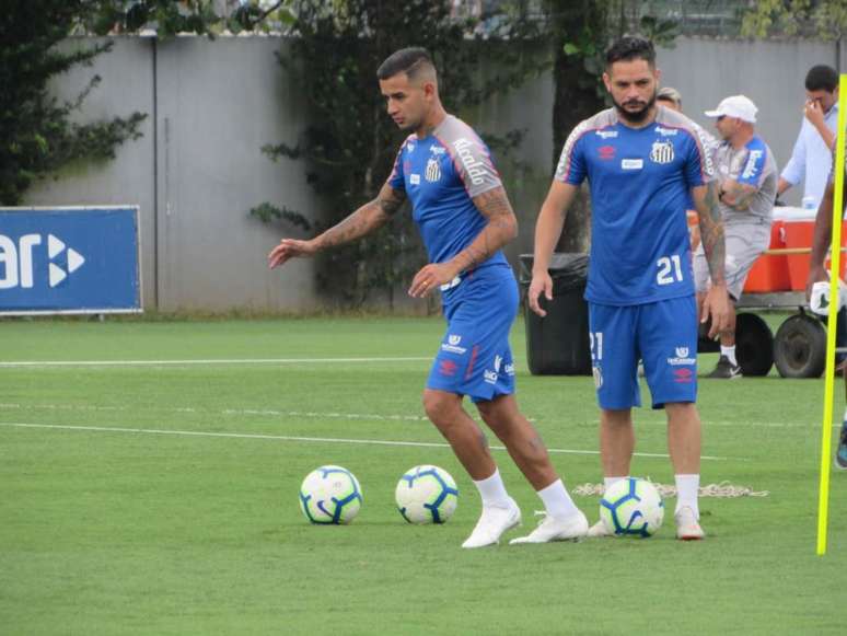 Derlis González voltou a treinar no Santos nesta quinta-feira, no CT Rei Pelé (Foto: Arthur Faria)
