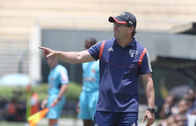 Rafael Paiva elogiou a postura dos garotos após derrotas na temporada (Foto: Rubens Chiri/saopaulofc.net)