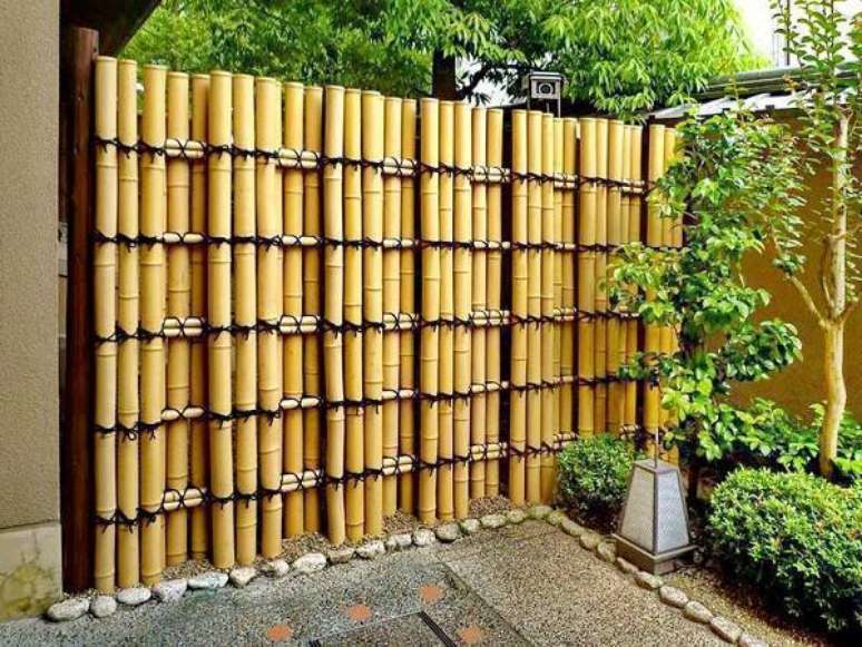 10. O artesanato com bambu grosso forma uma parede que confere privacidade ao ambiente. Fonte: Pinterest