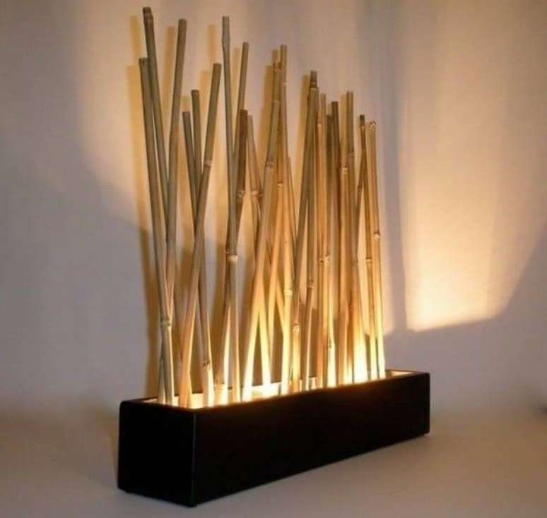 21. O artesanato com bambu e iluminação especial encanta a decoração do ambiente. Fonte: Pinterest