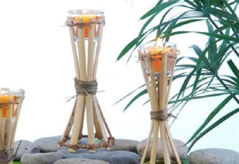 26. Artesanato com bambu utilizado em casamentos serve de base para velas. Fonte: Decoração e Projetos