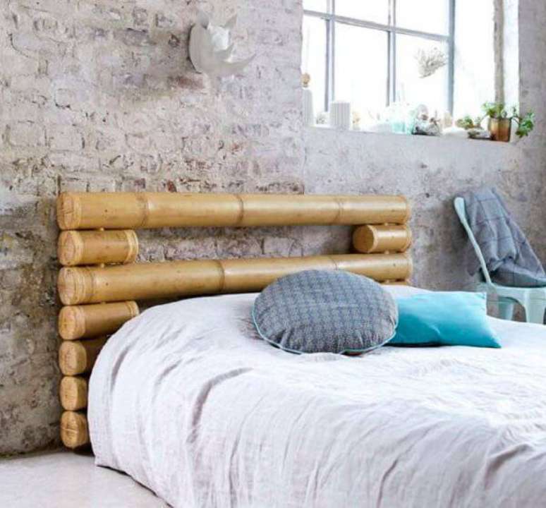 3. A cabeceira da cama foi feita a partir do artesanato com bambu grosso. Fonte: Pinterest