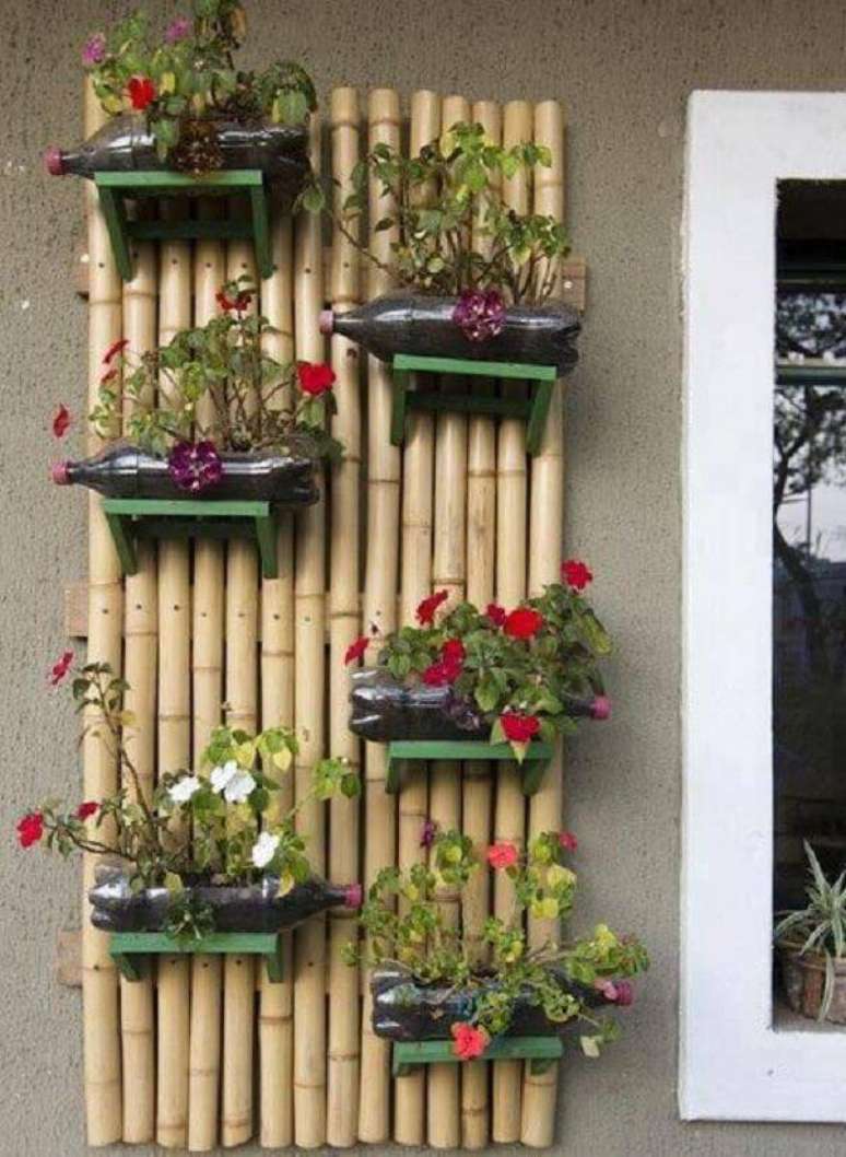 32. Jardim vertical feito de artesanato com bambu e garrafa pet. Fonte: Pinterest