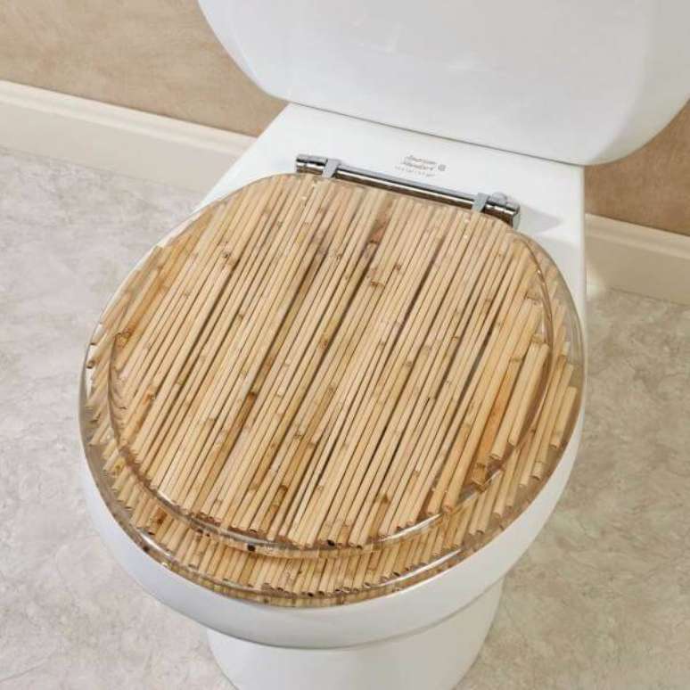 5. A tampa do vaso sanitário recebeu um acabamento especial de artesanato com bambu fino. Fonte: Pinterest