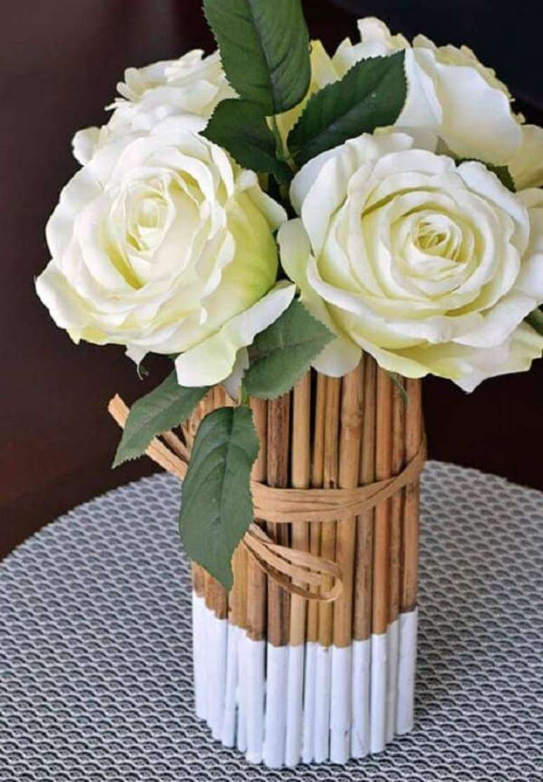 38. Artesanato com bambu fino forma um lindo arranjo de flor. Fonte: Pinterest