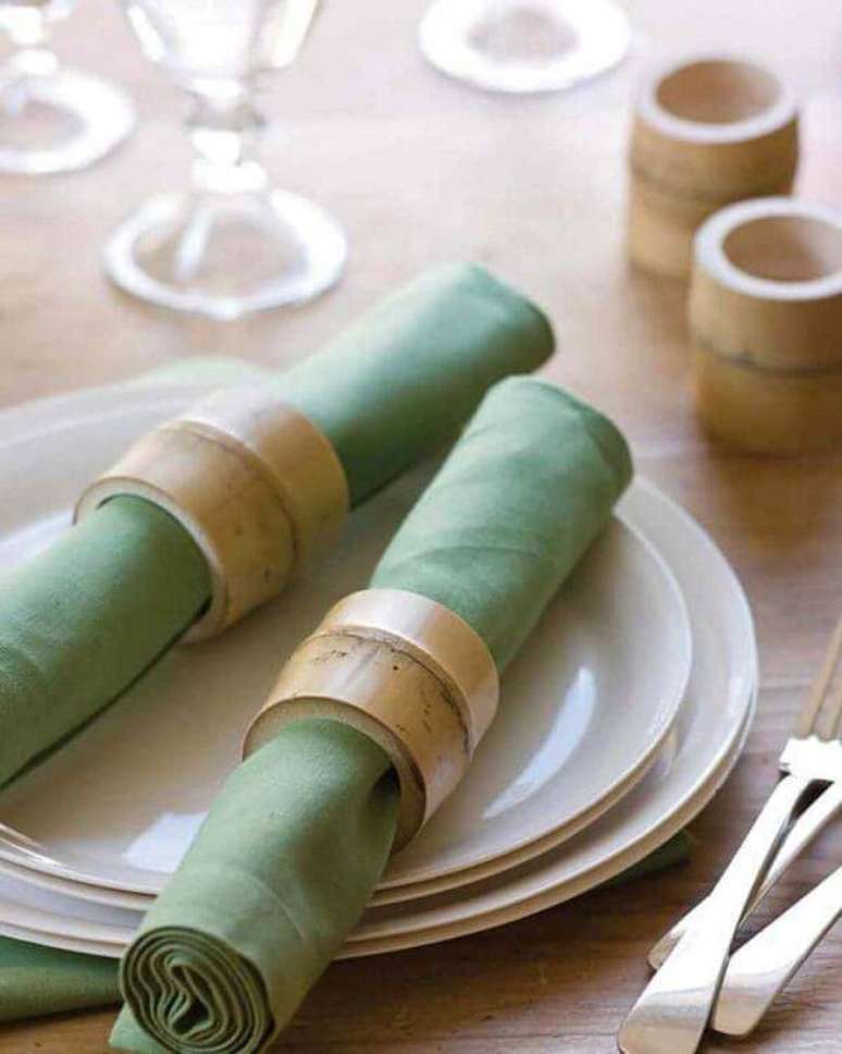 42. O bambu pode auxiliar na organização da mesa. Fonte: Pinterest