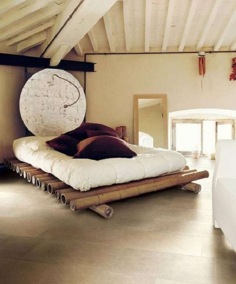 52. A base da cama recebeu acabamento em bambu. Fonte: Pinterest