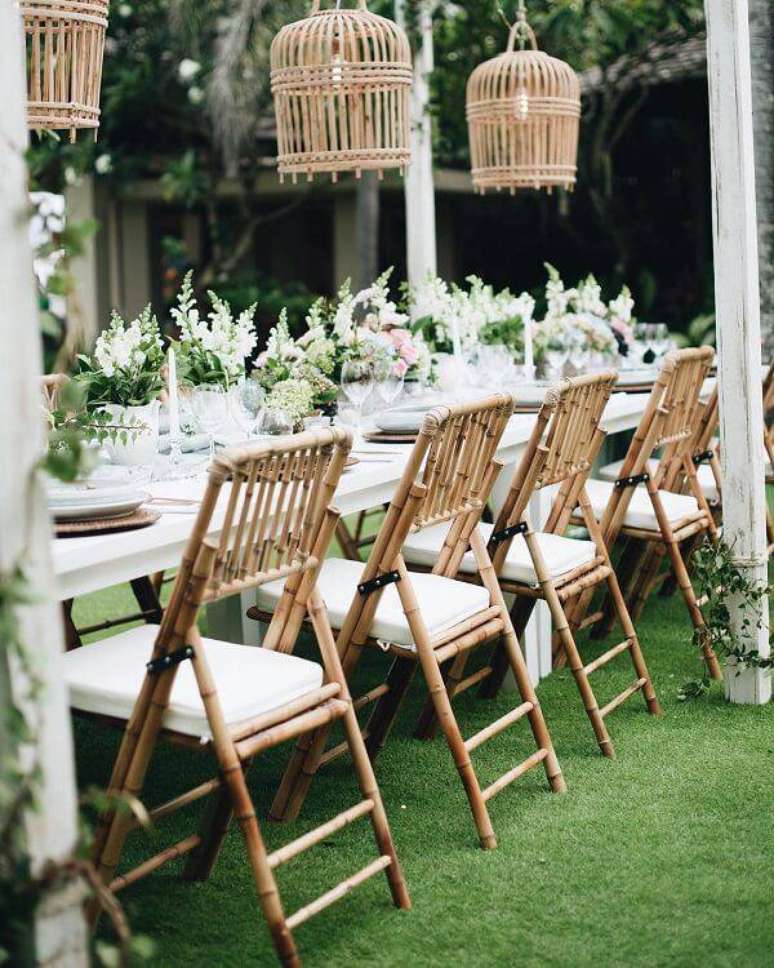 60. Decore o casamento com cadeiras feitas de artesanato com bambu. Fonte: Pinterest
