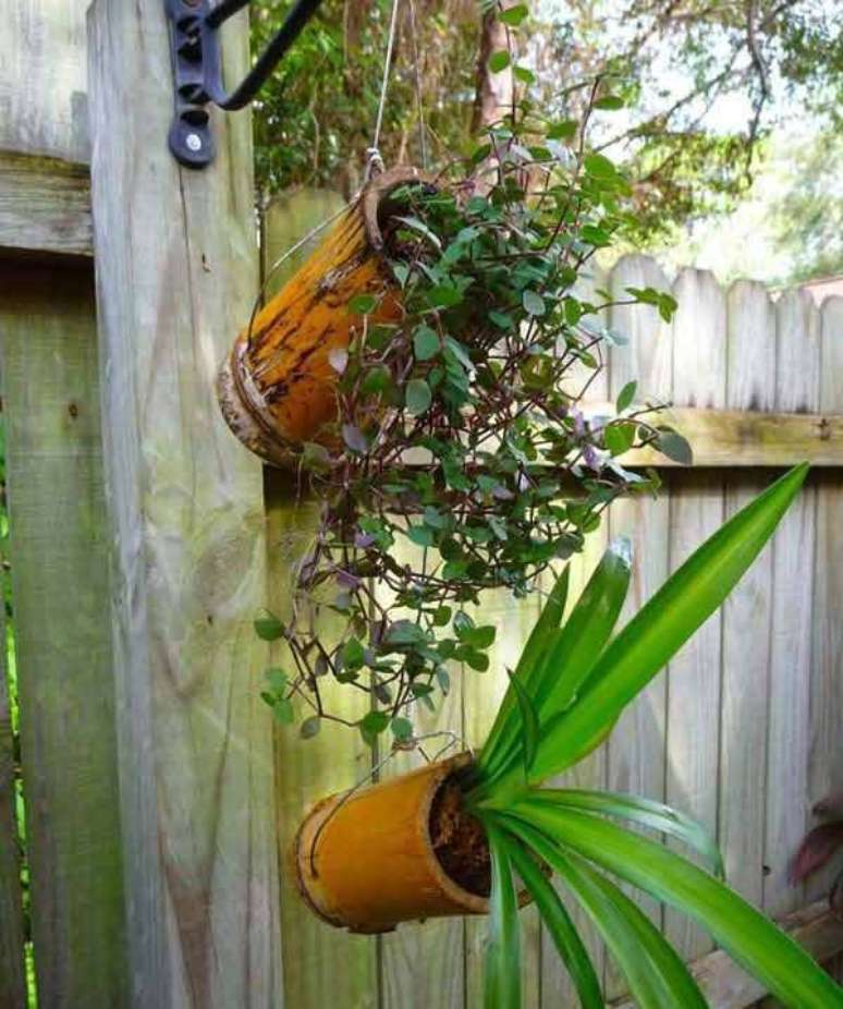 62. O artesanato com bambu serviu de matéria-prima para a criação desse lindo suporte de plantas. Fonte: Pinterest