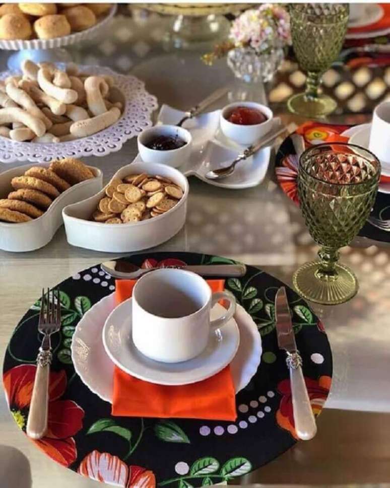 11. Decora&ccedil;&atilde;o com sousplat colorido para mesa de caf&eacute; da manh&atilde; com v&aacute;rios biscoitos &ndash; Foto: Style Me Pretty