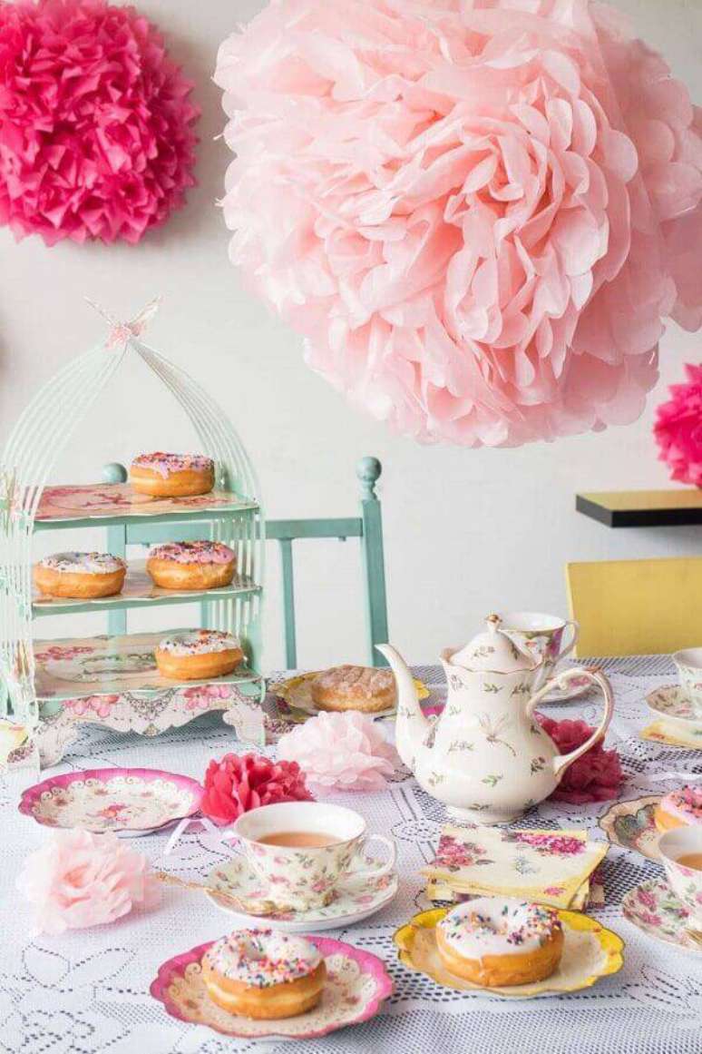 12. Decoração delicada para mesa de café da manhã decorada com itens cor de rosa e estampa floral – Foto: Brooklyn Farm Girl