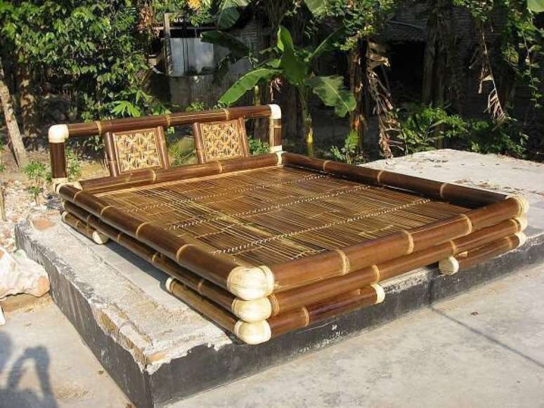 67. O artesanato com bambu serviu de matéria-prima para a criação dessa cama ao ar livre. Fonte: Pinterest