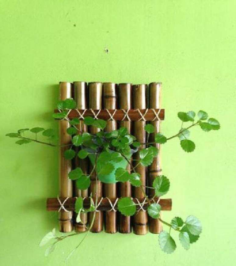 63. Forme um lindo jardim vertical feito de artesanato com bambu. Fonte: Pinterest