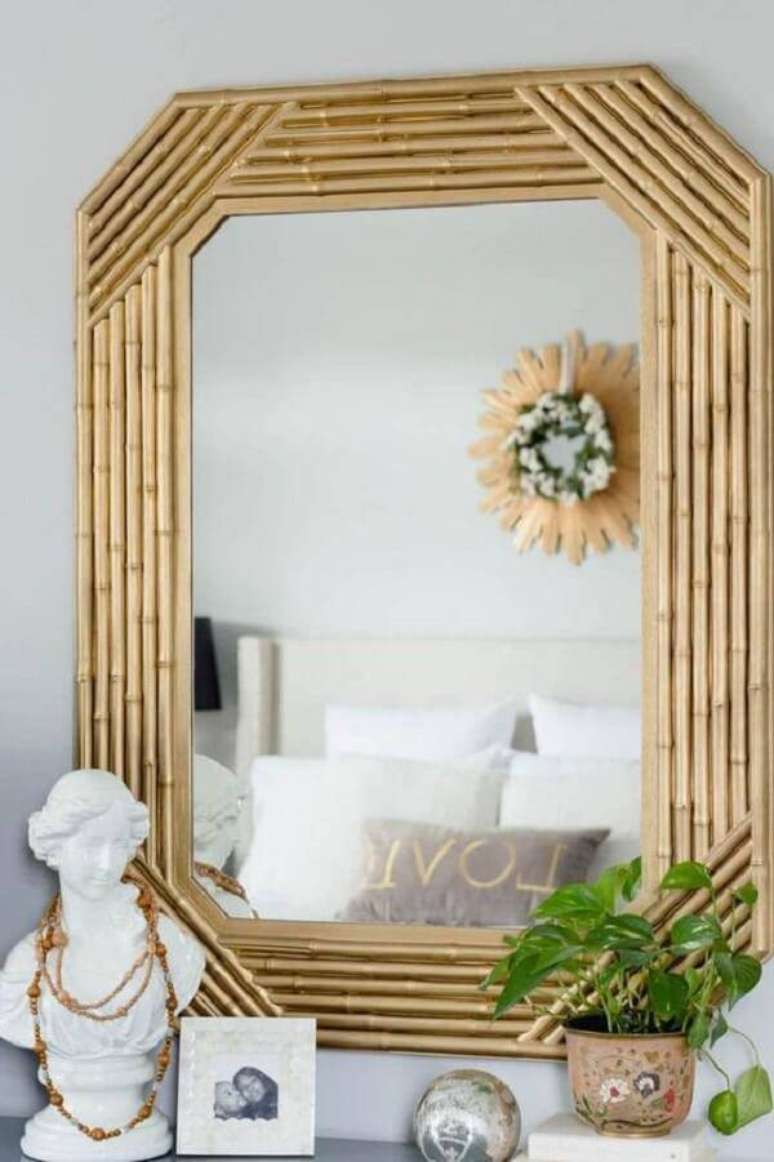 2. A moldura do espelho recebeu um acabamento especial por meio do artesanato feito com bambu. Fonte: Casa Bem Feita
