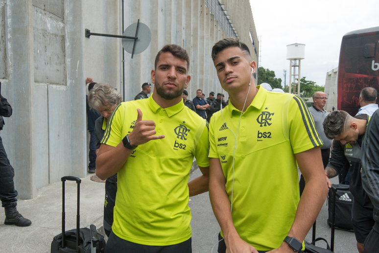 Pepê e Reunier, dois dos garotos do elenco no embarque para Lima (Foto: Alexandre Vidal / Flamengo)