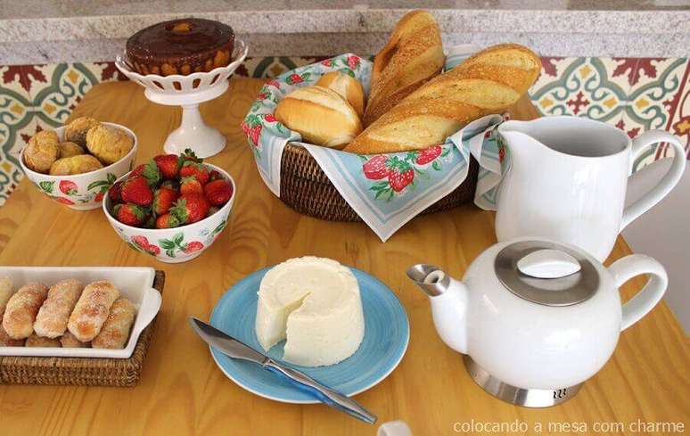 21. Ideia para mesa de café da manhã simples com cesta de pães – Foto: A mesa com charme