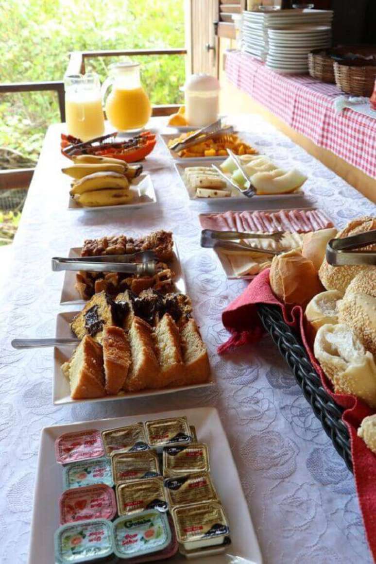 23. Ideias para mesa de café da manhã decorada com bolos, pães e frutas – Foto: Tá Na Minha Rota