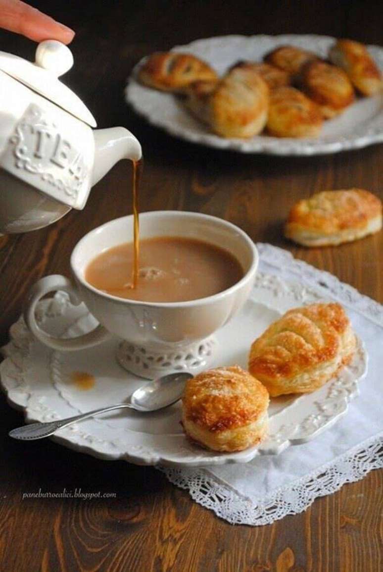 24. Ideias para mesa de café da manhã com louças brancas – Foto: Pane Burro e Alici