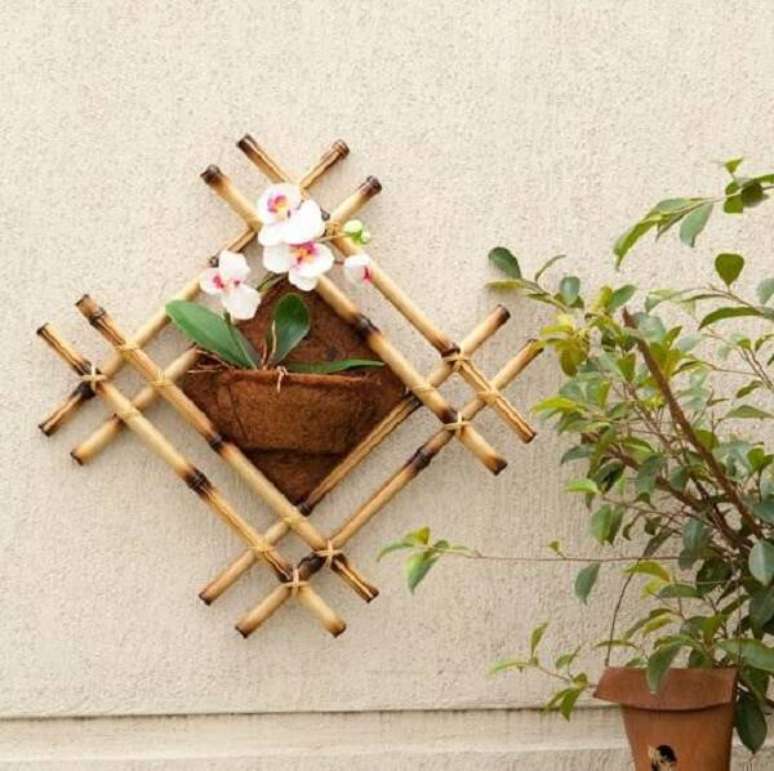 8. Forme um lindo suporte de plantas com bambu. Fonte: Pinterest