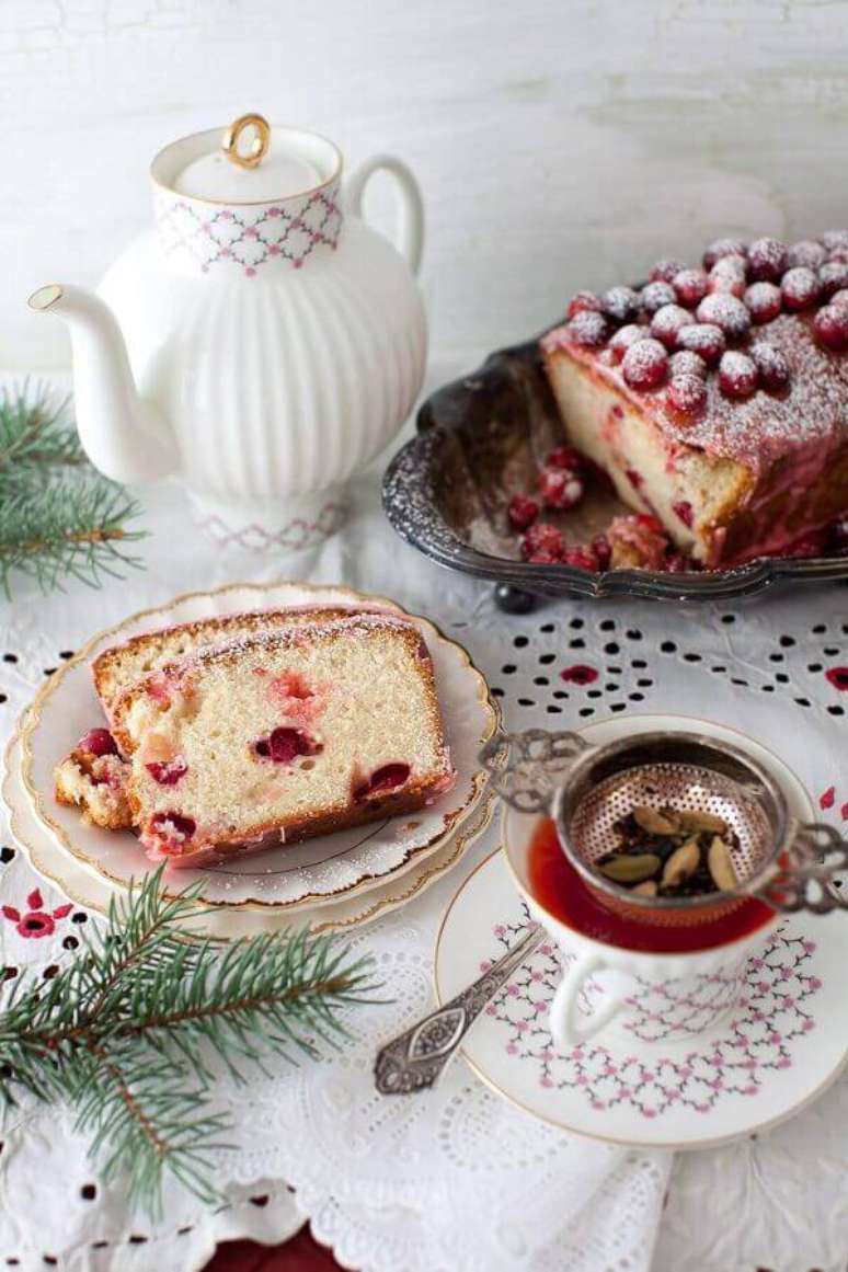 4. Os bolos caseiros são uma das delicias da mesa de café da manhã – Foto: Tulle e Cannella