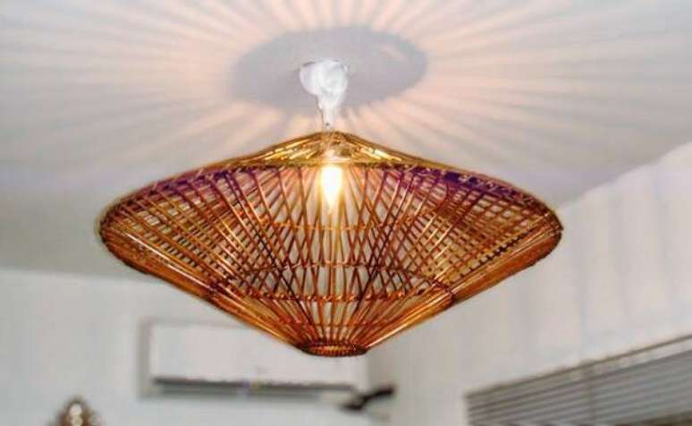 72. Lustre feito de artesanato com bambu fino. Fonte: Pinterest