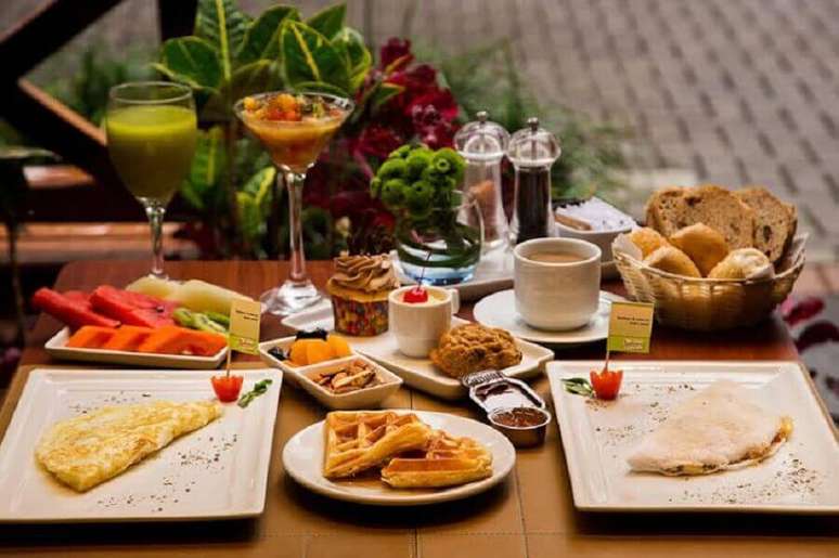 30. Mesa de café da manhã com frutas e cestas de pães – Foto: Bem Paraná