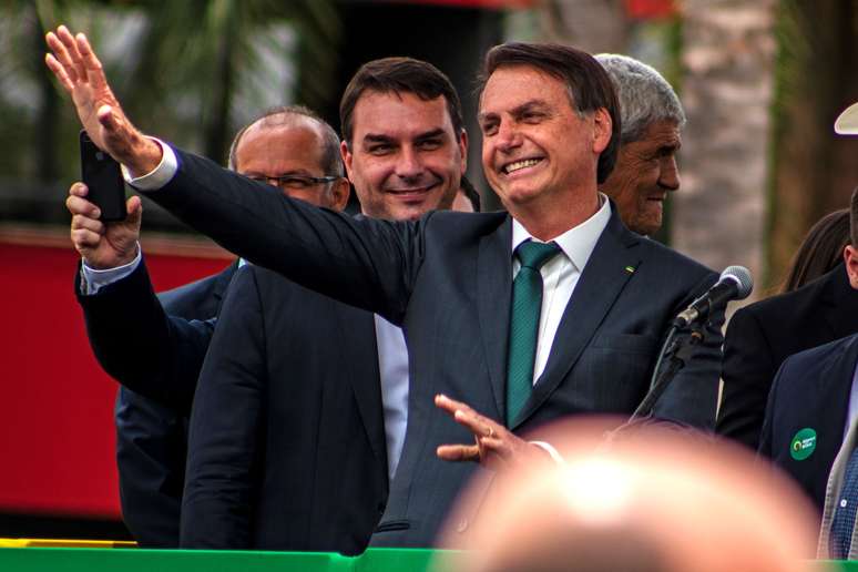 Bolsonaro (d) acompanhado do filho e senador Flávio, durante convenção do Aliança pelo Brasil, partido que tenta fundar