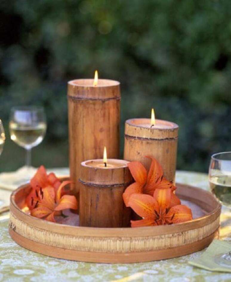80. É possível criar lindos suporte de vela por meio do artesanato com bambu. Fonte: Pinterest
