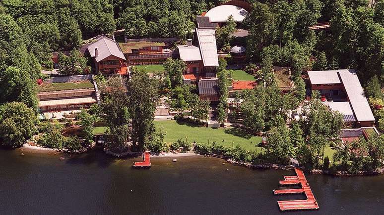 A casa de Bill Gates tem um cais no lago Washington e está rodeada de árvores que mantêm a privacidade de seus moradores