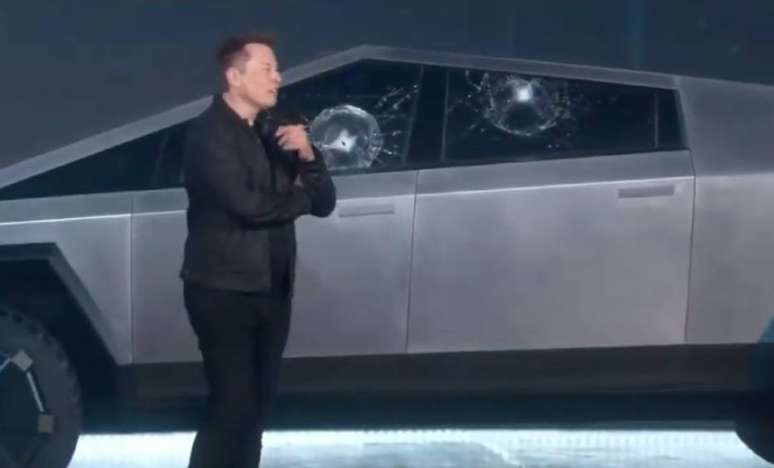 Musk não esperava vidros estilhaçados nas janelas do Cybertruck 