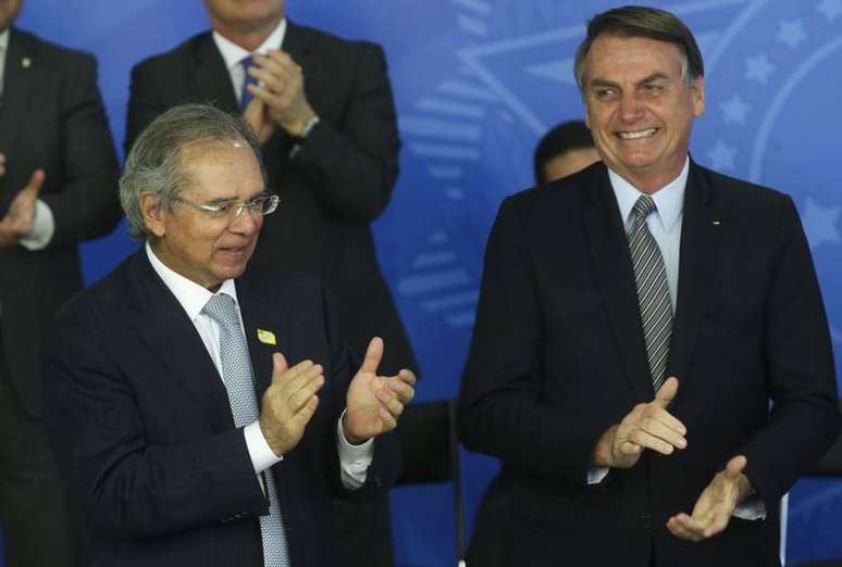 O ministro Paulo Guedes e o presidente Jair Bolsonaro em cerimônia no Planalto.