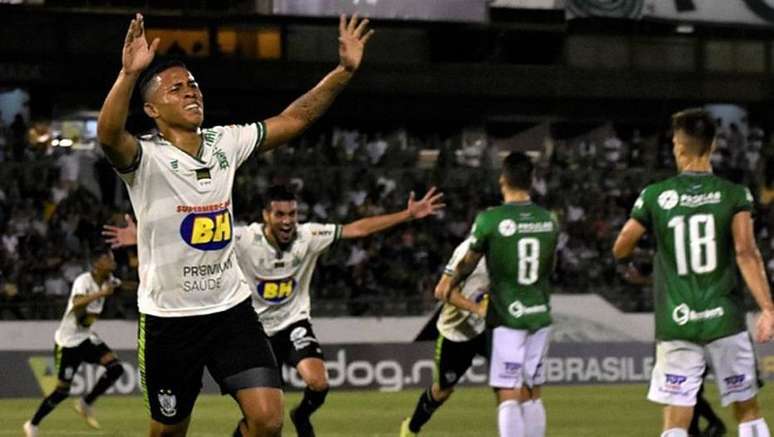 Vitão comemora o gol da vitória do América-MG sobre o Guarani