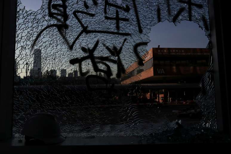 Vidro quebrado em campus da Universidade Politécnica de Hong Kong
22/11/2019
REUTERS/Leah Millis