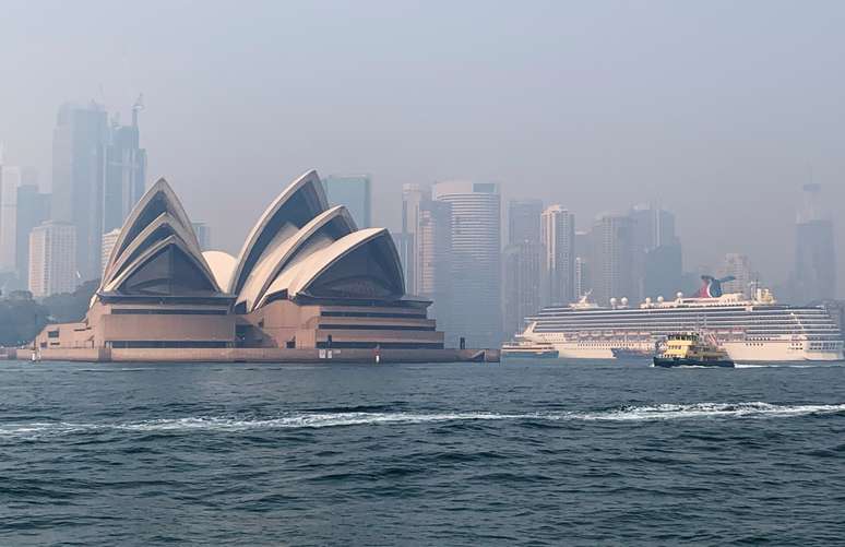 Haze from the ongoing bushfires covers the city skyline and the Sydney Opera House in Sydney, Australia November 21, 2019. REUTERS/John Mair