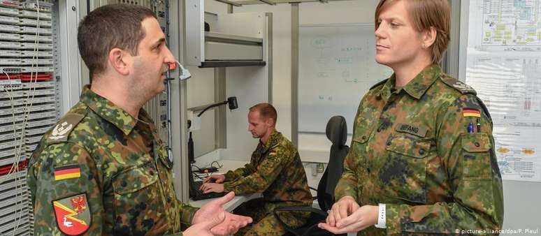Tenente-coronel Anastasia Biefang (dir.) se assumiu transsexual aos 40 anos, no auge da carreira militar