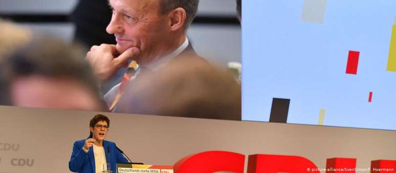 Annegret Kramp-Karrenbauer discursa na convenção anual da CDU, observada pelo principal rival, Friedrich Merz