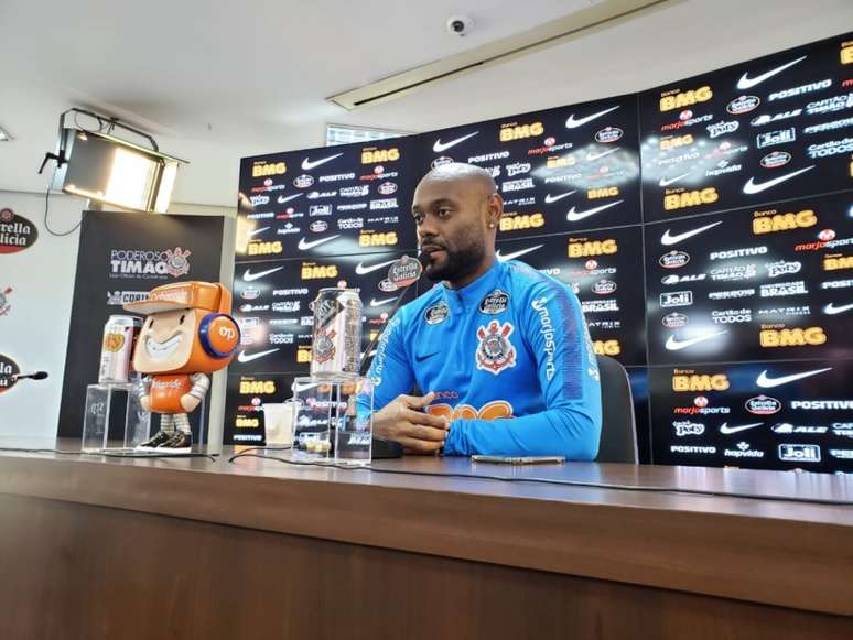 Vagner Love concedeu entrevista coletiva nesta sexta-feira, no CT corintiano (Foto: Daniel Augusto Jr/Ag Corinthians)