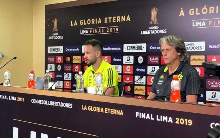 Jorge Jesus ao lado de Everton Ribeiro na coletiva (Foto: Divulgação/Flamengo)