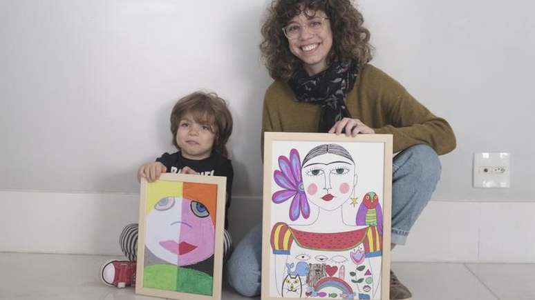 Manuela faz desenhos e gravuras para melhorar sua própria comunicação com o filho Luca: explicar-lhe sentimentos e conceitos do dia a dia, ampliar seu vocabulário e simplesmente entretê-lo