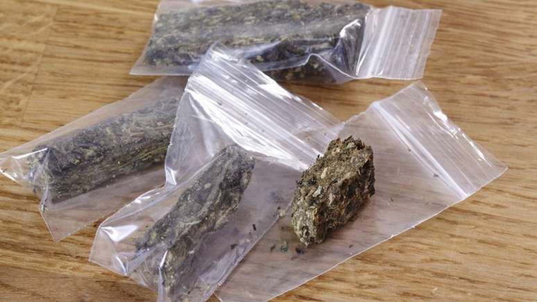 Cantor acusado de guardar maconha em casa precisou pedir desculpas p&uacute;blicas, ajoelhado em frente &agrave; delegacia de T&oacute;quio