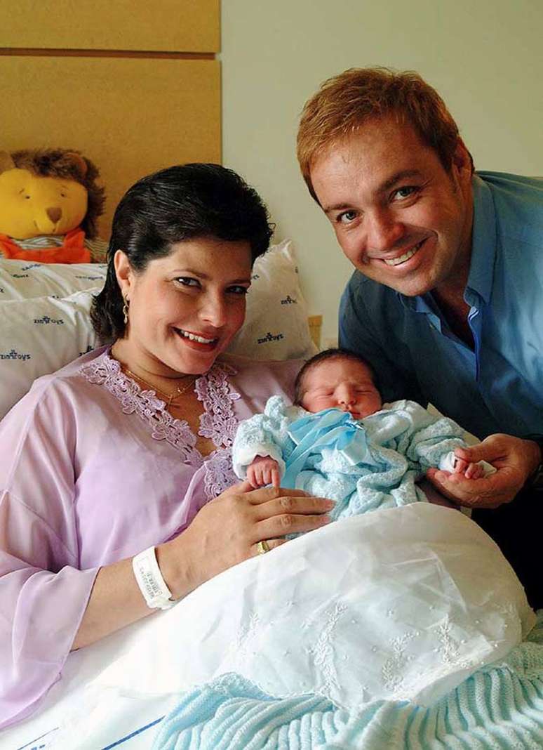 Gugu Liberato com o filho recém-nascido João Augusto, em 11 de novembro de 2001, no Hospital e Maternidade São Luiz