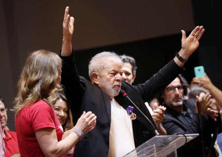 O ex-presidente Luiz Inácio Lula da Silva fala durante a cerimônia de abertura do congresso do Partido dos Trabalhadores (PT) em São Paulo. 22/11/2019. REUTERS/ Nacho Doce
