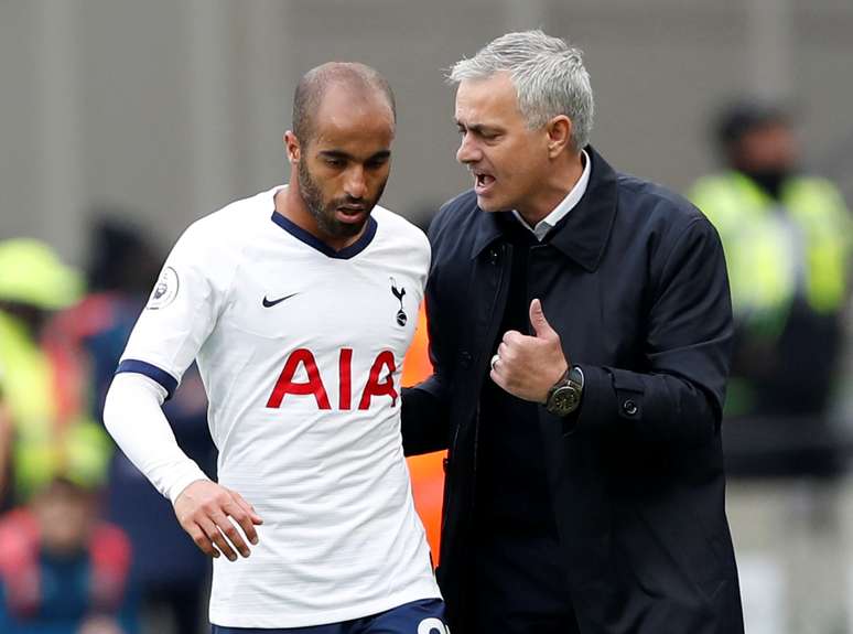 Jose Mourinho conversa com Lucas Moura 