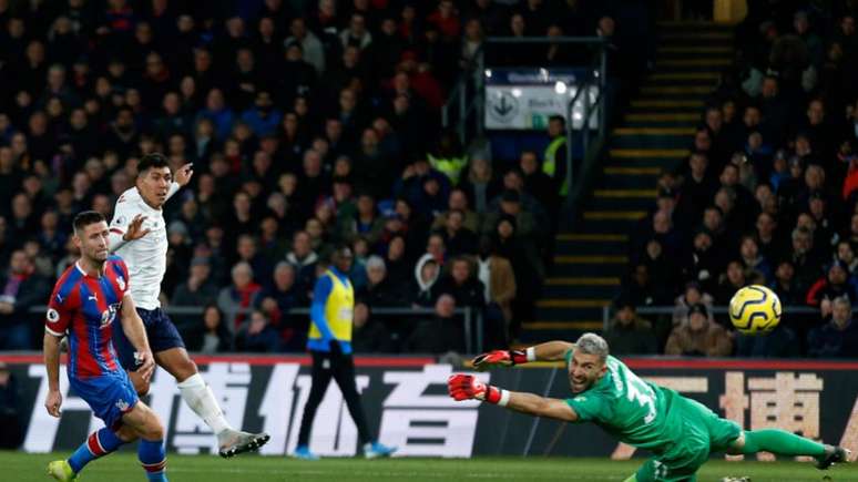 Firmino faz o gol da vitória do Liverpool (Foto: IAN KINGTON / AFP)
