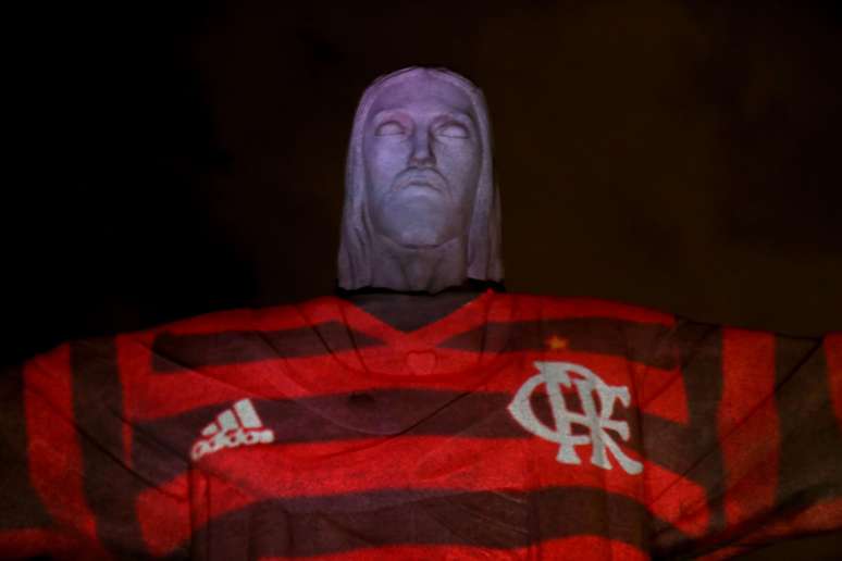 Cristo Redentor &#034;veste&#034; a camisa do Flamengo.