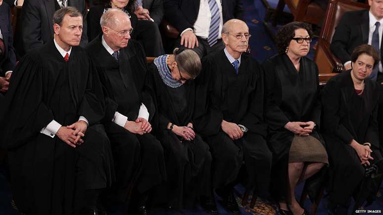 Momento em que a juíza da Corte Suprema dos EUA Ruth Ginsburg dorme durante discurso de Barack Obama em 2015